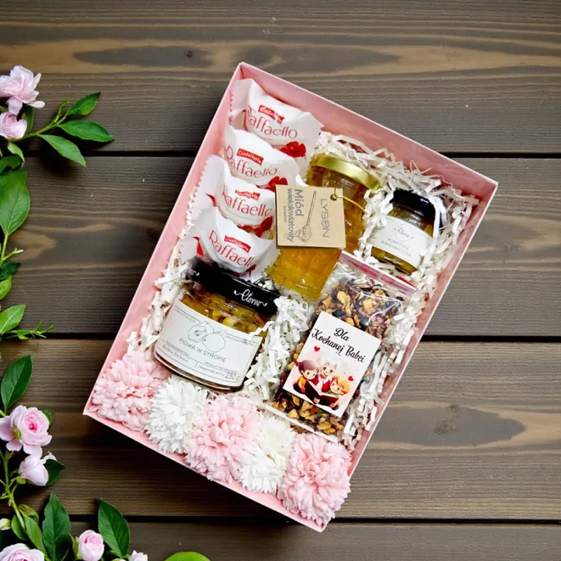 Wnętrze różowego pudełka z miodem, herbatą, pigwą w syropie, konfiturą i Raffaello