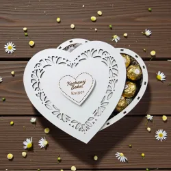 Pudełko w kształcie serca z uchylonym wieczkiem i drewnianym sercem z grawerem „Kochanej Babci” oraz imieniem