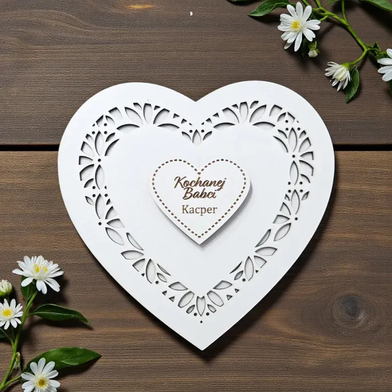 Zamknięte pudełko w kształcie serca z drewnianym sercem z grawerem „Kochanej Babci” i imieniem wnuczki lub wnuczka