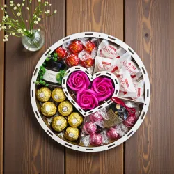 Wnętrze pudełka z pralinkami i herbatką