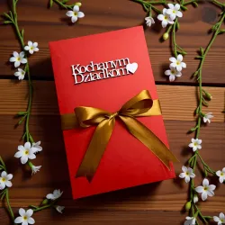 Czerwone pudełko z napisem „Kochanym Dziadkom”