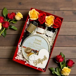 Wnętrze czerwonego pudełka z herbatą i miodem