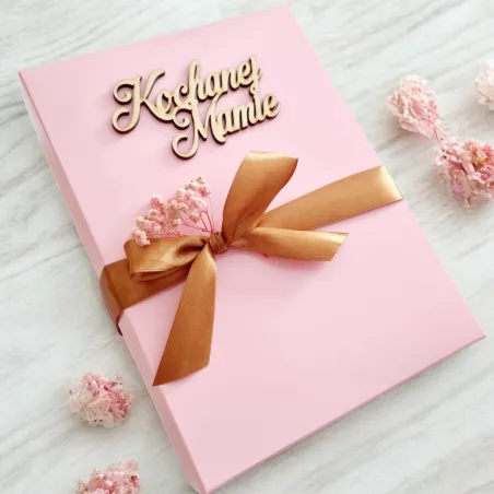 Napis „Kochanej Mamie” na wieczku