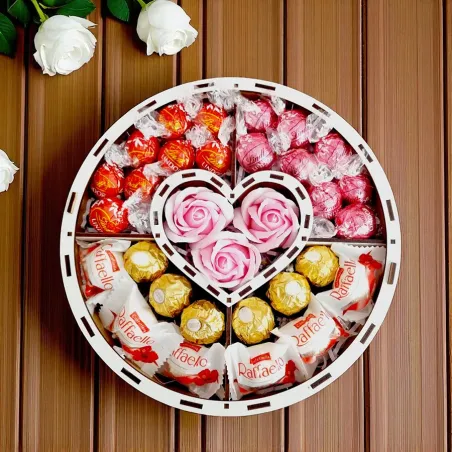 Wnętrze okrągłego pudełka z pralinkami