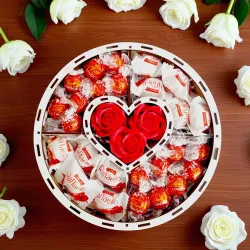 Wnętrze pudełka z Lindor i Raffaello