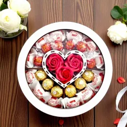 Okrągłe pudełko z sercem i okienkiem