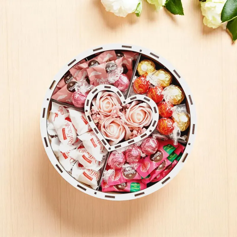 Wnętrze pudełka z sercem i słodyczami