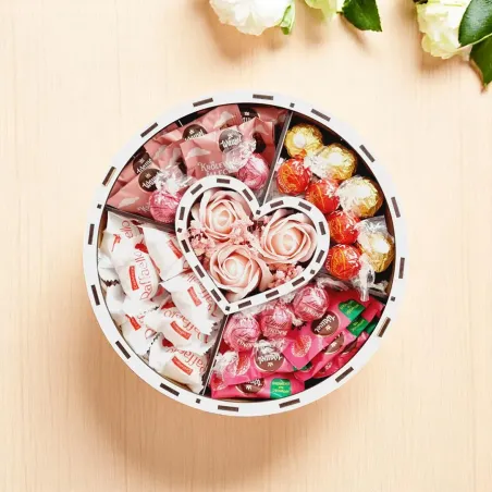 Wnętrze pudełka z sercem i słodyczami