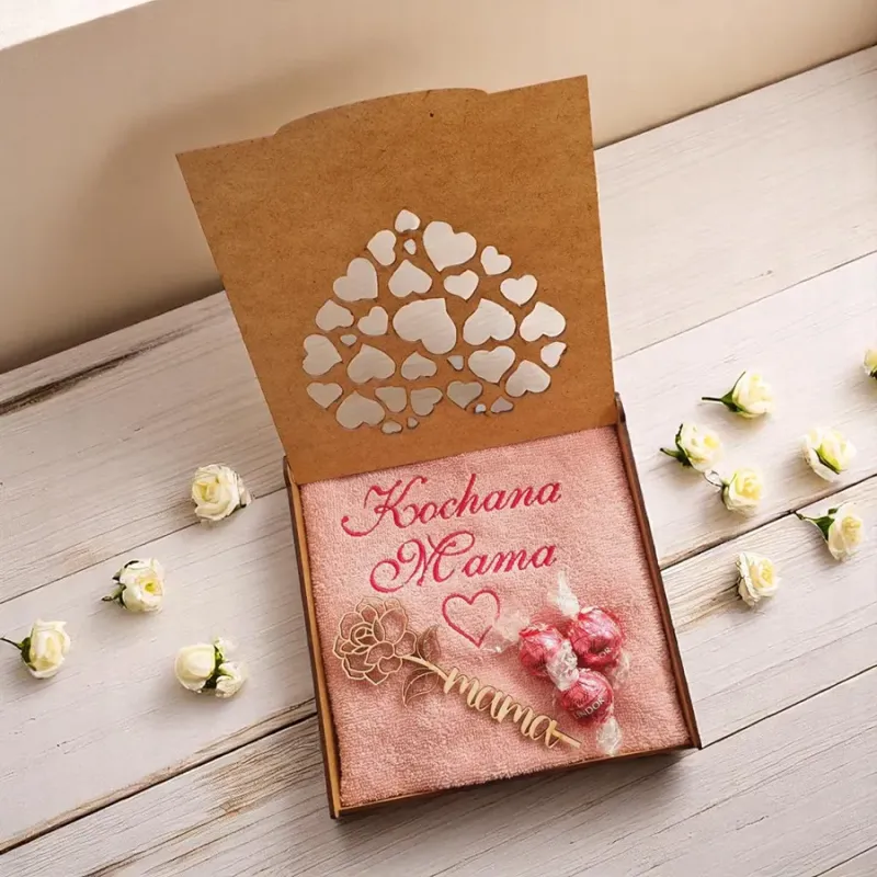 Wnętrze boxu z ręcznikiem i różą