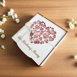 Kwadratowy box przewiązany jutą