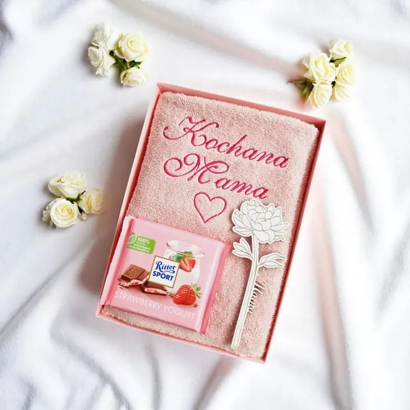 Wnętrze boxu z ręcznikiem i piwonią