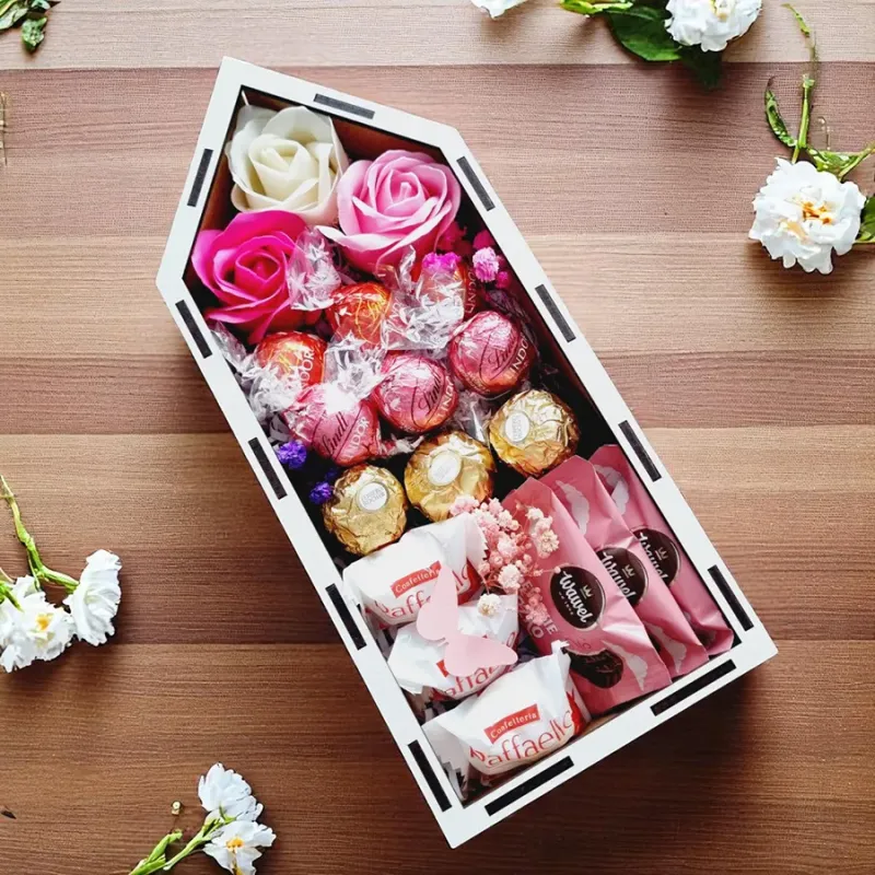 Wnętrze kredkowego pudełka z pralinkami