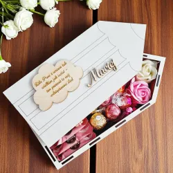 Kredkowy box z dedykacją i podpisem ucznia