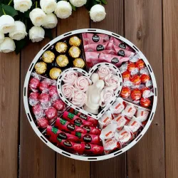 Wnętrze ślubnego pudełka z sercem