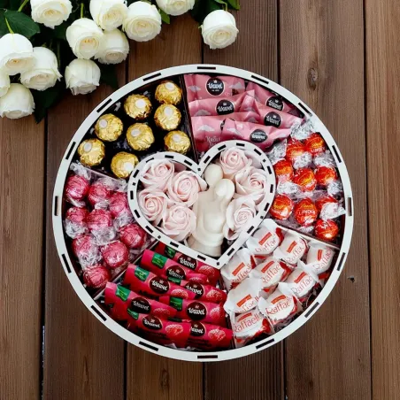 Wnętrze ślubnego pudełka z sercem