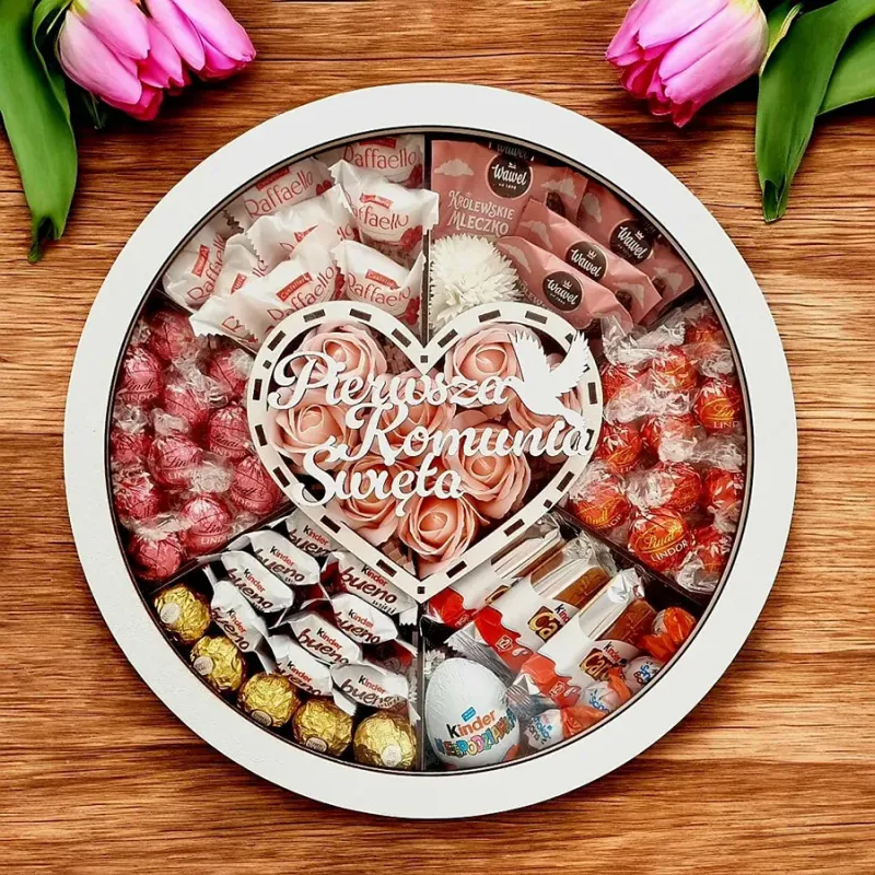 Wnętrze komunijnego pudełka ze słodyczami