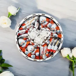 Wnętrze komunijnego pudełka z białymi różami