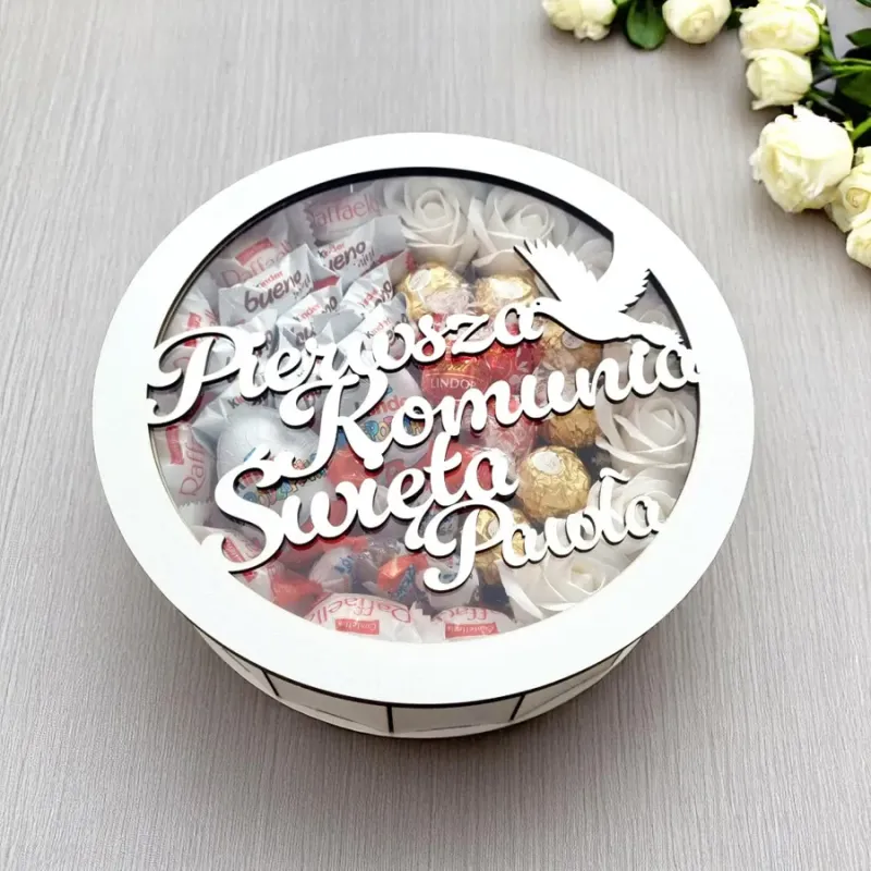 Okrągłe pudełko komunijne z imieniem i napisem Pierwsza Komunia Święta