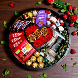 Wnętrze czarnego walentynkowego pudełka z kawą, miodem i słodyczami