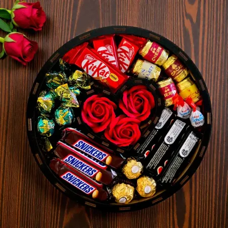 Wnętrze czarnego pudełka z sercem i słodyczami