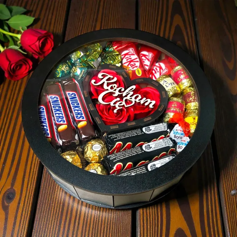 Czarne pudełko z napisem Kocham Cię i słodką kompozycją