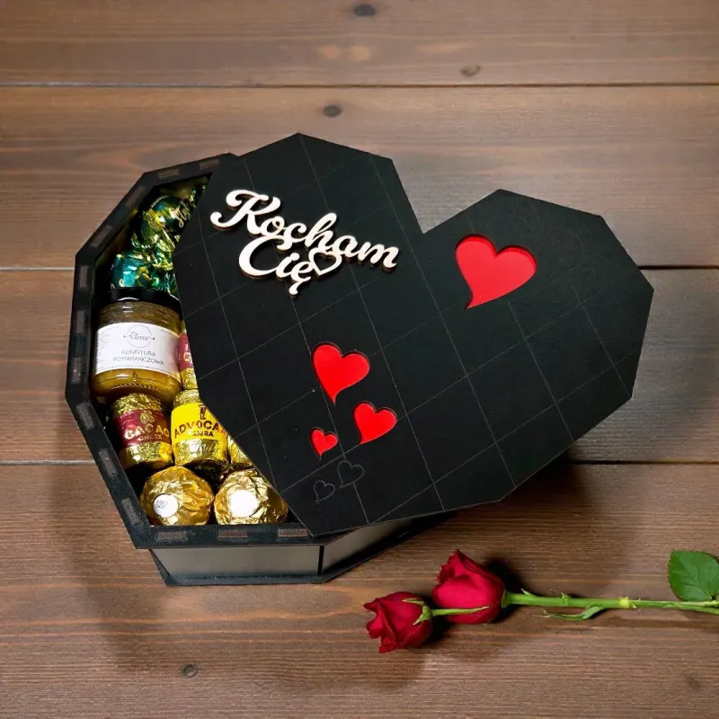 Pełne czarne wieczko z napisem Kocham Cię, czerwonymi sercami i geometrycznymi liniami