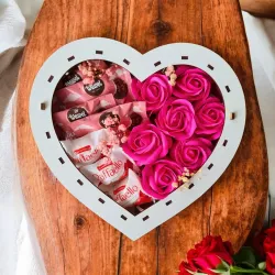 Wnętrze serca urodzinowego z różami i słodyczami