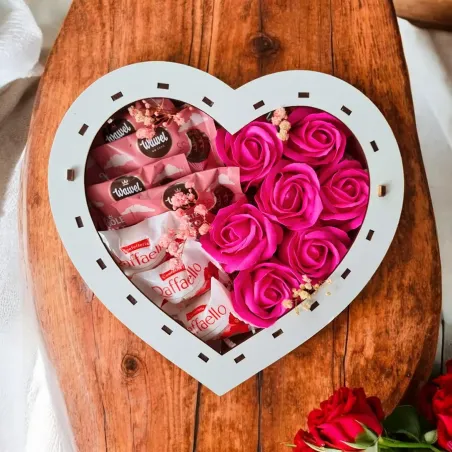 Wnętrze serca urodzinowego z różami i słodyczami