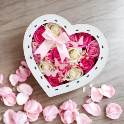 Kwiatowe serce na urodziny z ażurowym wieczkiem