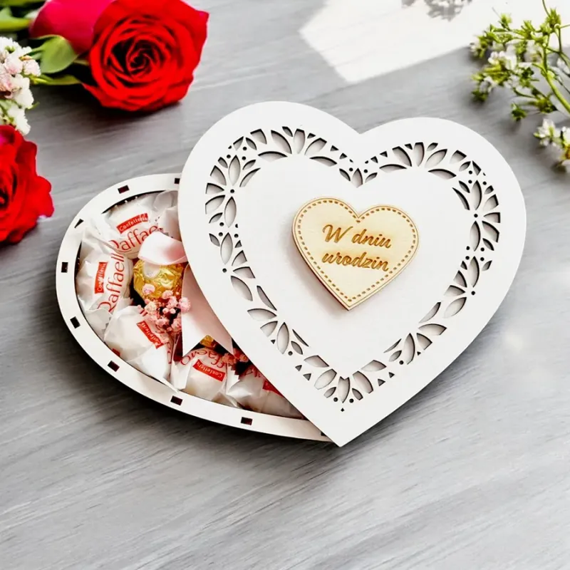 Ażurowe serce na urodziny – zestaw z Raffaello i Ferrero Rocher