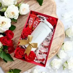 Wnętrze czerwonego pudełka urodzinowego z termosem i słodyczami