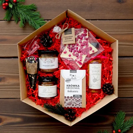 Wnętrze świątecznego pudełka z miodowym kremem, syropem i słodkimi dodatkami