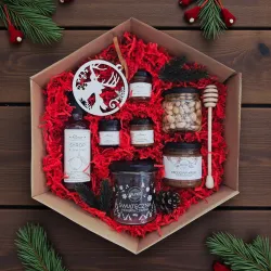 Wnętrze świątecznego pudełka z pigwą, miodem i herbatą