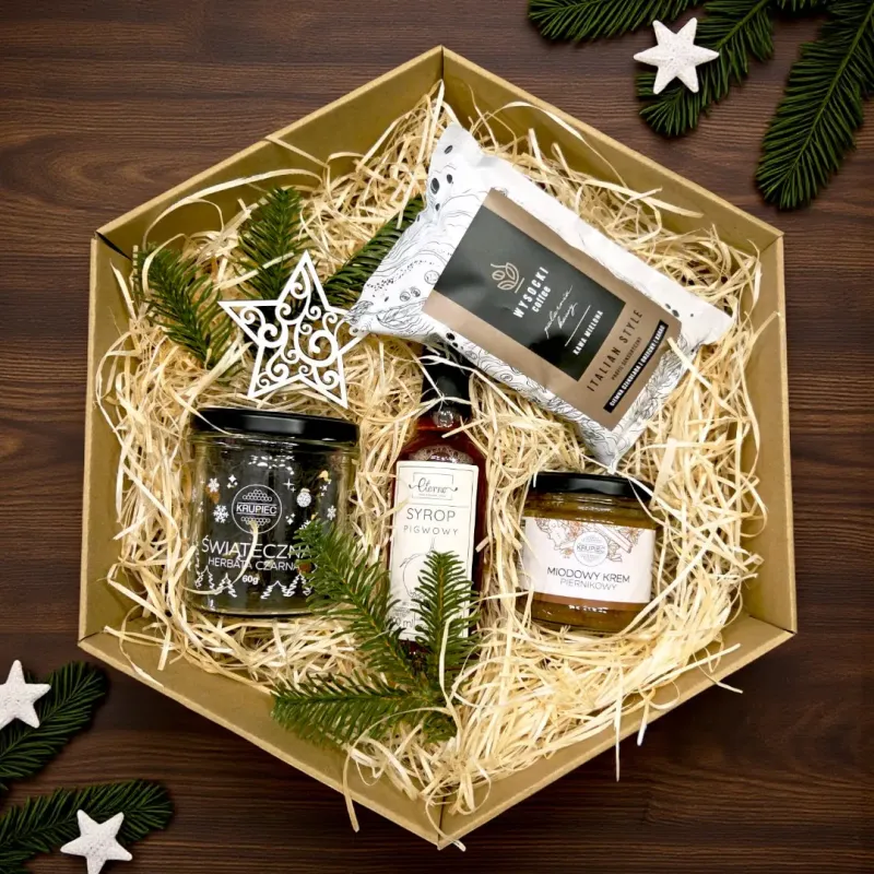 Wnętrze świątecznego zestawu z kawą, syropem pigwowym i kremem piernikowym