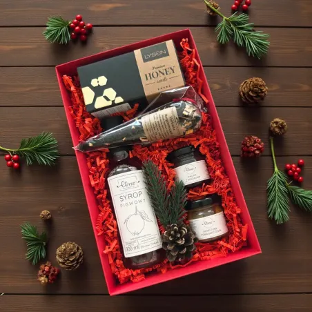 Wnętrze zimowego upominku z syropem pigwowym, herbatką i miodową słodyczą