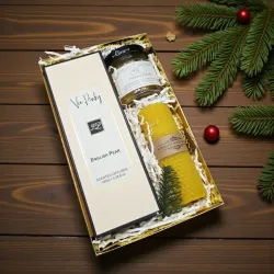 Wnętrze złotego zestawu świątecznego z pigwą, świecą z węzy i patyczkami zapachowymi