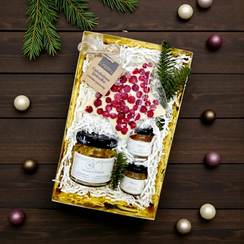 Wnętrze złotego pudełka świątecznego z pigwą, miodem i białą czekoladą gwiazdką
