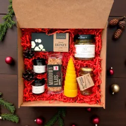 Wnętrze świątecznego zestawu z miodami, pigwą i świecą choinką