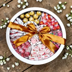 Okrągłe pudełko ślubne z napisem W dniu ślubu przewiązane kokardką