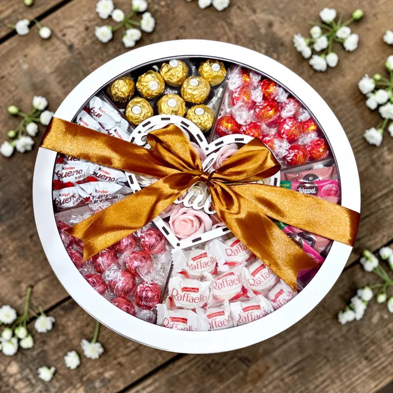 Okrągłe pudełko ślubne z napisem W dniu ślubu przewiązane kokardką