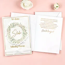 Karnet z napisem „W dniu Ślubu Młodej Parze”, jasnym kwiatowym motywem, białą wstążką, złotymi tłoczeniami.