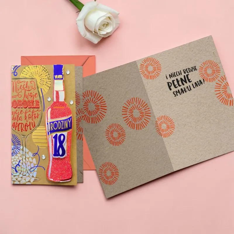 Karnet na 18 urodziny z motywem Aperolu, koralową kopertą i życzeniami.