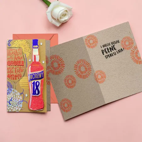 Karnet na 18 urodziny z motywem Aperolu, koralową kopertą i życzeniami.