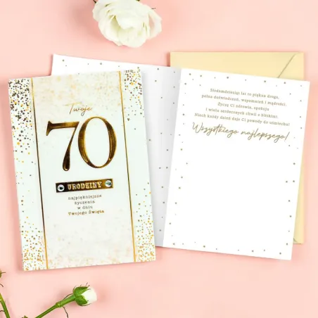 Karnet na 70 urodziny ze złotą liczbą, gwiazdkami i jasnozłotą kopertą.