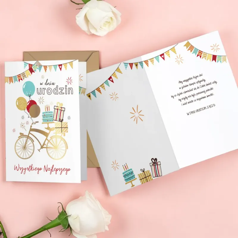 Karnet urodzinowy z rowerem, balonami, prezentami i ciemnozłotą kopertą.