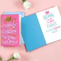Różowy karnet Girl Power z koroną, błękitną kopertą i życzeniami.