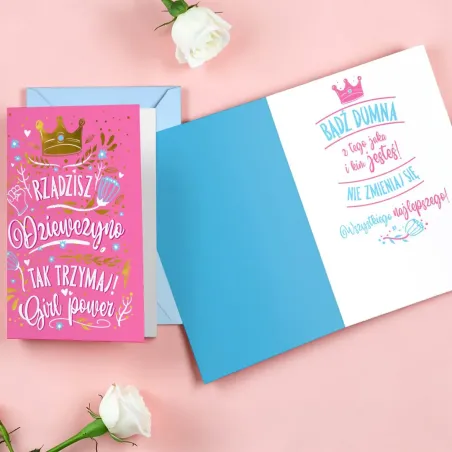 Różowy karnet Girl Power z koroną, błękitną kopertą i życzeniami.