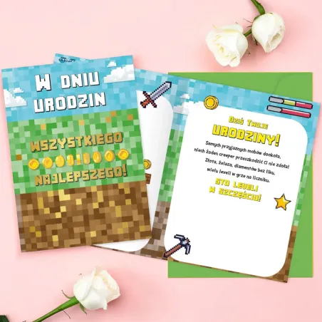 Gamingowy karnet urodzinowy z pikselowym motywem i zieloną kopertą.