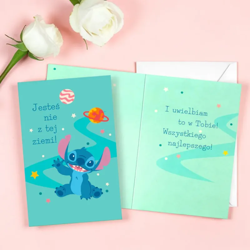 Karnet ze Stitchem, kosmicznym motywem i białą kopertą.
