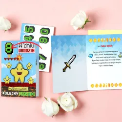 Gamingowy karnet z cyferkami, złotą kopertą i pikselowym motywem.